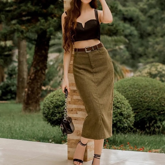 Two solid V-wire tank tops NWT - Picture 11 of 12